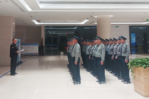 以練備戰(zhàn)丨筑牢“雙節(jié)”安全防線(xiàn)——公司駐中原銀行保安隊(duì)開(kāi)展防暴安全培訓(xùn)演練